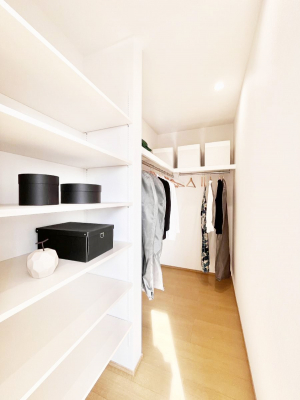 ���̑��@������No.1���`Walk-in Closet�`�@��������̗m���������Ă��V���ɂȂ�ɂ����E�H�[�N�C���N���[�[�b�g�B�m���ȊO�ɂ��A���i�g��Ȃ��Ɠd��X�[�c�P�[�X�A�X�g�b�N�i�Ȃǉ��ł��Еt����������Ԃł��B