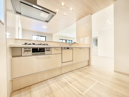 �L�b�`���@�����`Kitchen�`�@��b���e�ރ��r���O�A�������������Ȃ�L�b�`���B�Ƃ́A�������������ł͂Ȃ��A��炵��������A���K�ɂ���ꏊ�B�Ί�̖����A���炬�̓��X�̂��߂ɁA�ŐV�̐ݔ��E�d�l���̗p�B