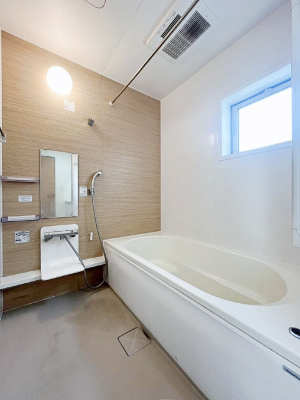 �����@�����`Bath Room�`�@����L�΂��ē������邱�Ƃ��\�I����̔�������M�d�ȃo�X�^�C���ł��B���q�l�Ƃ��ꏏ�ł��\���ȍL���Ȃ̂ŁA���r���O�Ƃ͈�����Ƒ��c�R�̂ЂƎ������y���݂��������܂��B