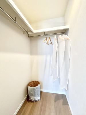 ���̑��@�����`Walk-in Closet�`�@�K�v�Ȃ��̂�R�[�f�B�l�[�g���ꗗ���Ċm�F�ł��A�g�x�x�⏀�����Z���ԂōςރE�H�[�N�C���N���[�[�b�g��ݒu���܂����B�Ƃ̒�����������Ƃ�����֗��Ȏ��[�X�y�[�X�ł��B