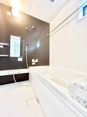 �����@�����`Bath Room�`�@�������Ƒ���L�΂��ē������邱�Ƃ��\�I����̔�������M�d�ȃo�X�^�C���ł��B���q�l�Ƃ��ꏏ�ł��\���ȍL���Ȃ̂ŁA���r���O�Ƃ͈�����Ƒ��c�R�̂ЂƎ������y���݂��������܂��B