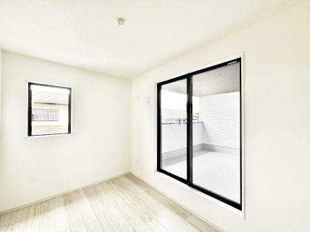 �q�������@�����`Bed Room�`�@�q�������͂��q�l�ɂƂ��đ�Ϗd�Ȗ���������܂��B�q����l�ŉ߂�����Ԃ�^���邱�ƂŁA�h���׋����Ԃ����R�Ƒ����܂����畔���̕Еt����|���Ȃǂ��������ƂɌq����܂��B