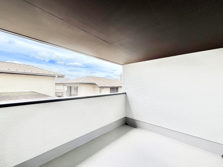�o���R�j�[�@�����`Balcony�`�@�C���i�[�o���R�j�[�͐��󕨂������X�y�[�X�Ƃ��ċ}�ȉJ�Ő��󕨂��G��Ă��܂��̂�h���ł���܂����`�F�A�ł��낢����A�Ăɂ͎�����C�ɂ����r�j�[���v�[�����y���߂܂��ˁ�