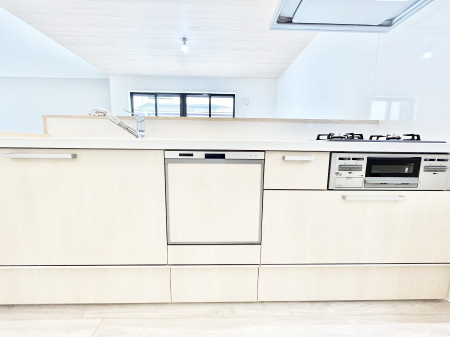�L�b�`���@�����`Kitchen�`�@��b���e�ރ��r���O�A�������������Ȃ�L�b�`���B�Ƃ́A�������������ł͂Ȃ��A��炵��������A���K�ɂ���ꏊ�B�Ί�̖����A���炬�̓��X�̂��߂ɁA�ŐV�̐ݔ��E�d�l���̗p�B