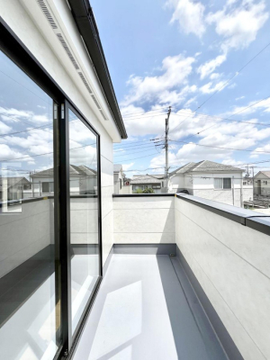 �o���R�j�[�@�����`Balcony�`�@�傫�ȋ�Ɉ͂܂ꂽ�C�����̂����ƁB�o���R�j�[��`�������ň��|�I�ȊJ�����ɕ�܂�܂��B�o���R�j�[�͗z���������݂��z�c����󕨂��C�����悭�������Ƃ��ł��܂��B