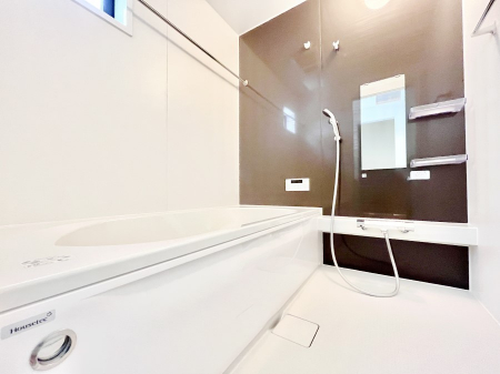 �����@�����`Bath Room�`�@�������Ƒ���L�΂��ē������邱�Ƃ��\�I����̔�������M�d�ȃo�X�^�C���ł��B���q�l�Ƃ��ꏏ�ł��\���ȍL���Ȃ̂ŁA���r���O�Ƃ͈�����Ƒ��c�R�̂ЂƎ������y���݂��������܂��B