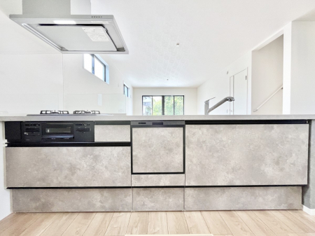 �L�b�`���@�����`Kitchen�`�@��b���e�ރ��r���O�A�������������Ȃ�L�b�`���B�Ƃ́A�������������ł͂Ȃ��A��炵��������A���K�ɂ���ꏊ�B�Ί�̖����A���炬�̓��X�̂��߂ɁA�ŐV�̐ݔ��E�d�l���̗p�B