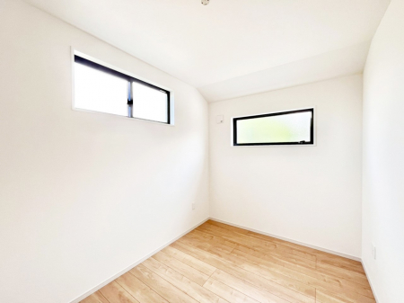 �q�������@�����`Bed Room�`�@�q�������͂��q�l�ɂƂ��đ�Ϗd�Ȗ���������܂��B�q����l�ŉ߂�����Ԃ�^���邱�ƂŁA�h���׋����Ԃ����R�Ƒ����܂����畔���̕Еt����|���Ȃǂ��������ƂɌq����܂��B�@
