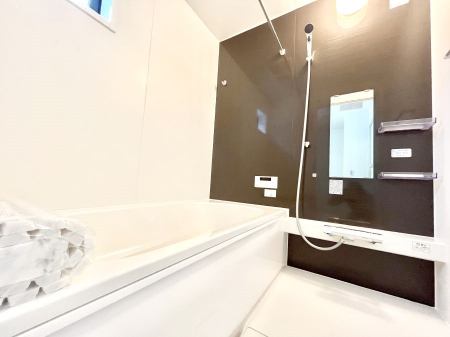 �����@�������Q�������`Bath Room�`�@����L�΂��ē������邱�Ƃ��\�I����̔�������M�d�ȃo�X�^�C���ł��B���q�l�Ƃ��ꏏ�ł��\���ȍL���Ȃ̂ŁA���r���O�Ƃ͈�����Ƒ��c�R�̂ЂƎ������y���݂��������܂��B