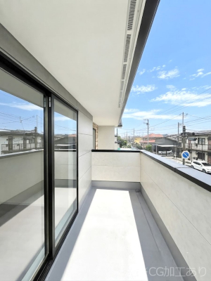 �o���R�j�[�@�������P�������`Balcony�`�@�傫�ȋ�Ɉ͂܂ꂽ�C�����̂����ƁB�o���R�j�[��`�������ň��|�I�ȊJ�����ɕ�܂�܂��B�o���R�j�[�͗z���������݂��z�c����󕨂��C�����悭�������Ƃ��ł��܂��B