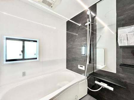 �����@�����`Bath Room�`�@�������Ƒ���L�΂��ē������邱�Ƃ��\�I����̔�������M�d�ȃo�X�^�C���ł��B���q�l�Ƃ��ꏏ�ł��\���ȍL���Ȃ̂ŁA���r���O�Ƃ͈�����Ƒ��c�R�̂ЂƎ������y���݂��������܂��B