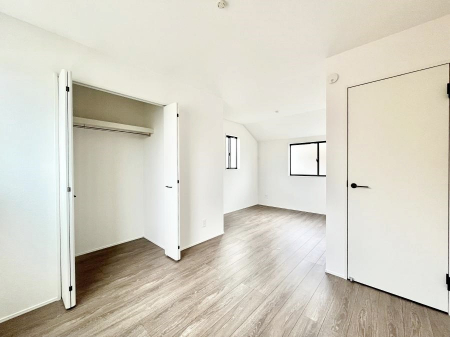 �Q���@�����`Bed Room�`�@���q�l�̐����ɍ��킹�ďZ�܂��̃��C�A�E�g���ς��܂��B�v�t���̃v���C�o�V�[���d��������A�����ɍ��킹�Ċ���x�b�g��z�u������B���������z���Ă̏Z�܂��I�т���؂ł��B   
