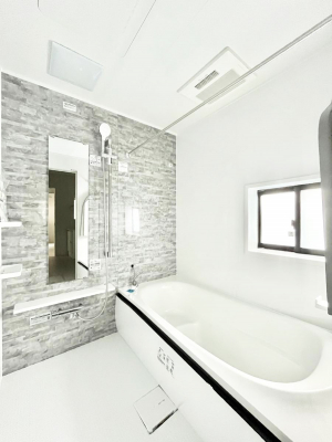 �����@�����`Bath Room�`�@�������������͋C�̗����Ŗ����Ɍ����ă��t���b�V���B���������@�\���t���Ă���̂ŗׂ̐���@�u����Ő􂢏オ�������󕨂��A�J�̓����V�C���C�ɂ������������邱�Ƃ��\�ł��B