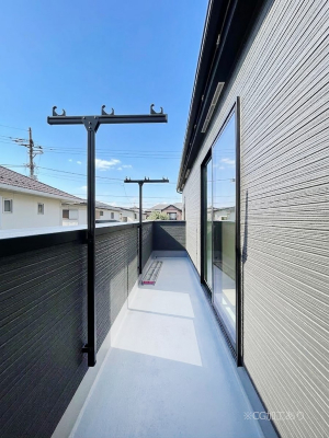 �o���R�j�[�@�����`Balcony�`�@������̃o���R�j�[�̑O�ɂ͉_�ȊO�ɑ��z���Ղ���̂�����܂���B�����󕨂������₷���A����薾�邭�C�����̂������������Ă��܂��B�g���₷���J���I�ȃo���R�j�[�ł���