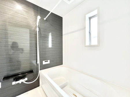 �����@�������Q�������`Bath Room�`�@���t���̃o�X���[���́A�̌������薾�邭�C�����̗ǂ���Ԃł��B�������邱�ƂŁA���C�����ǍD�B������芰����o�X���[���ŁA�����̃o�X�^�C�����y���݂ɂȂ肻���ł��B