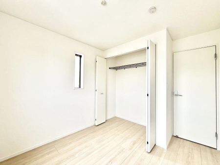�Q���@�������Q�������`Bed Room�`  �S�����ɂ͎��[�N���[�[�b�g�������I���i�g���̂��m���⏬���͂������A�G�ߕ��̂��m���Ȃǂ���������Ɛ������ڂ����܂������܂��B  ������Ԃ��L���g�p�ł��܂��ˁB