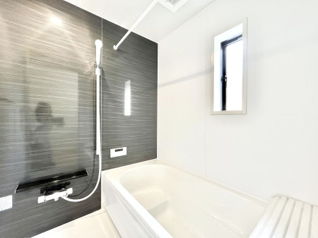 �����@�������P�������`Bath Room�`�@���t���̃o�X���[���́A�̌������薾�邭�C�����̗ǂ���Ԃł��B�������邱�ƂŁA���C�����ǍD�B������芰����o�X���[���ŁA�����̃o�X�^�C�����y���݂ɂȂ肻���ł��B