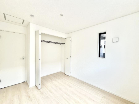 �Q���@�������P�������`Bed Room�`  �S�����ɂ͎��[�N���[�[�b�g�������I���i�g���̂��m���⏬���͂������A�G�ߕ��̂��m���Ȃǂ���������Ɛ������ڂ����܂������܂��B  ������Ԃ��L���g�p�ł��܂��ˁB