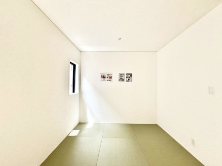 ���̑����ρ@�������P�������`Japanese Room�`�@LDK�אڂ̃^�^�~�R�[�i�[�́A�A�C���������Ȃǉ��l�̉Ǝ��X�y�[�X�Ƃ��āA�܂������Ȃ��q�l�̂��邲�ƒ�ł͂����Q�₨�ނւ��̏�Ƃ��Ă����p���������܂��B