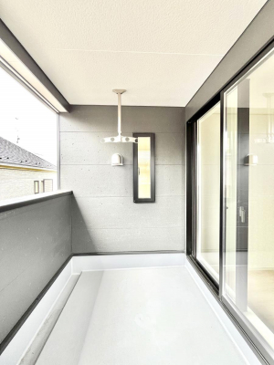 �o���R�j�[�@�������P�������`Balcony�`�@������̃o���R�j�[�̑O�ɂ͉_�ȊO�ɑ��z���Ղ���̂�����܂���B�����󕨂������₷���A����薾�邭�C�����̂������������Ă��܂��B�g���₷���J���I�ȃo���R�j�[�ł���