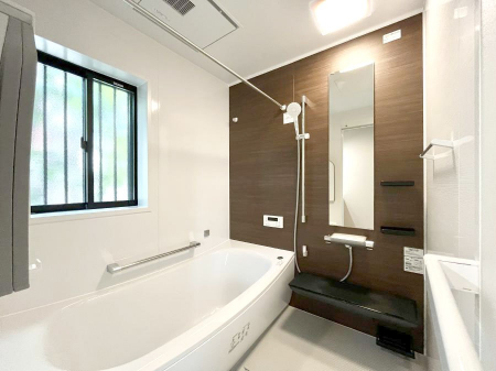 �����@�����`Bath Room�`�@�������Ƒ���L�΂��ē������邱�Ƃ��\�I����̔�������M�d�ȃo�X�^�C���ł��B���q�l�Ƃ��ꏏ�ł��\���ȍL���Ȃ̂ŁA���r���O�Ƃ͈�����Ƒ��c�R�̂ЂƎ������y���݂��������܂��B
