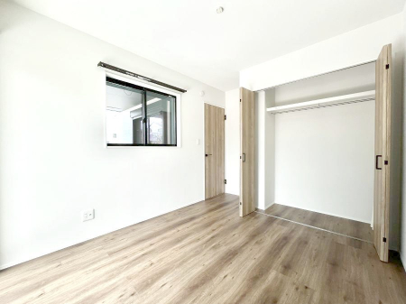 �Q���@�����`Bed Room�`  �S�����ɂ͎��[�N���[�[�b�g�������I���i�g���̂��m���⏬���͂������A�G�ߕ��̂��m���Ȃǂ���������Ɛ������ڂ����܂������܂��B  ������Ԃ��L���g�p�ł��܂��ˁB