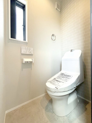 �g�C���@�����`Toilet�`�@�Y��E�X�b�L���E���K�ȃE�H�V�����b�g�t�g�C���ł��낰���Ԃł��B1�A2�K���Ƀg�C���X�y�[�X�I�̌������薾�邭�A���K��ԂƂȂ��Ă���܂��������g���ꏊ�����炱���̔z���ł��I