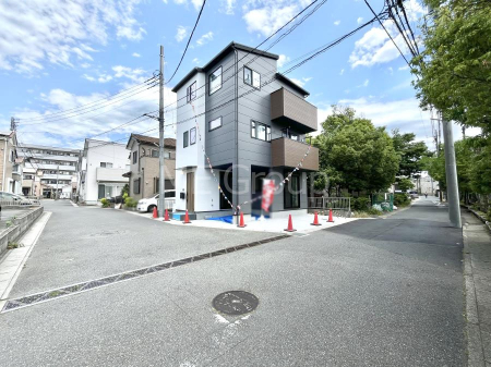 ���n�O�ώʐ^�@�O�ρ`Exterior�`�@�O�ʓ��H�F�k�� 5.5m �����A�쐼 5.2m �����@�Z��n�ɂȂ��Ă���̂Ŏԗʂ����Ȃ��A�Â��ȗ��n�ł��B�q��Ċ����ǍD�ł������ӊ������킹�Ă��ē������Ē����܂��B