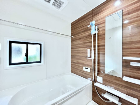�����@�����`Bath Room�`�@�������������͋C�̗����Ŗ����Ɍ����ă��t���b�V���B���������@�\���t���Ă���̂ŗׂ̐���@�u����Ő􂢏オ�������󕨂��A�J�̓����V�C���C�ɂ������������邱�Ƃ��\�ł��B