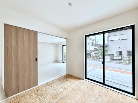 ���̑����ρ@�����`Japanese Room�`�@LDK�אڂ̘a���́A�A�C���������Ȃǉ��l�̉Ǝ��X�y�[�X�Ƃ��āA�܂������Ȃ��q�l�̂��邲�ƒ�ł͂����Q�₨�ނւ��̏�Ƃ��Ă����p���������܂��B