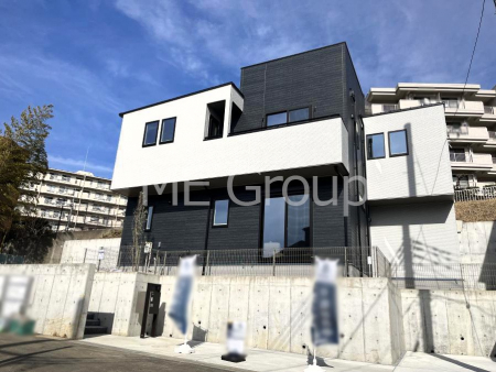 ���n�O�ώʐ^�@�O�ρ�No.8���`Exterior�`  �ՐÂȏZ��n�Ŏq��ĉƑ��Ƀs�b�^���B  �����̂��U�������K�ȗ΂Ɍb�܂ꂽ�G���A�ŁA���R�ɕ�܂ꂽ���₩�ȕ�炵���������邽�߂́A��Ƃ肠��Z���������Ă��܂��B