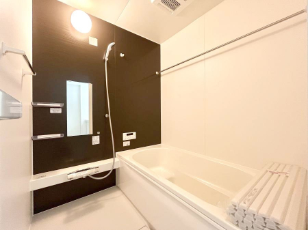 �����@�������Q�������`Bath Room�`�@����L�΂��ē������邱�Ƃ��\�I����̔�������M�d�ȃo�X�^�C���ł��B���q�l�Ƃ��ꏏ�ł��\���ȍL���Ȃ̂ŁA���r���O�Ƃ͈�����Ƒ��c�R�̂ЂƎ������y���݂��������܂��B