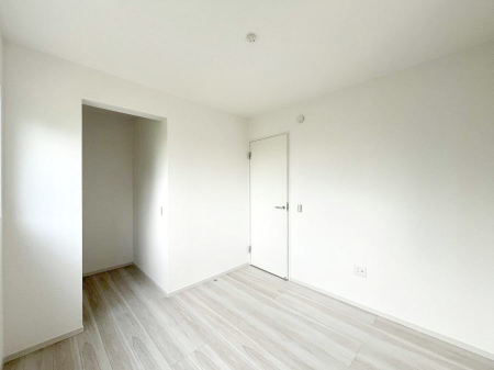 �Q���@�������Q�������`Bed Room�`  �����ɂ͎��[�N���[�[�b�g�������I���i�g���̂��m���⏬���͂������A�G�ߕ��̂��m���Ȃǂ���������Ɛ������ڂ����܂������܂��B  ������Ԃ��L���g�p�ł��܂��ˁB