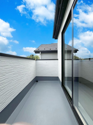 �o���R�j�[�@�������Q�������`Balcony�`�@������̃o���R�j�[�̑O�ɂ͉_�ȊO�ɑ��z���Ղ���̂�����܂���B�����󕨂������₷���A����薾�邭�C�����̂������������Ă��܂��B�g���₷���J���I�ȃo���R�j�[�ł���