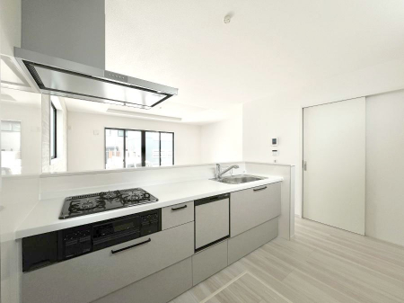 �L�b�`���@�������Q�������`Kitchen�`�@��b���e�ރ��r���O�A�������������Ȃ�L�b�`���B�Ƃ́A�������������ł͂Ȃ��A��炵��������A���K�ɂ���ꏊ�B�Ί�̖����A���炬�̓��X�̂��߂ɁA�ŐV�̐ݔ��E�d�l���̗p�B