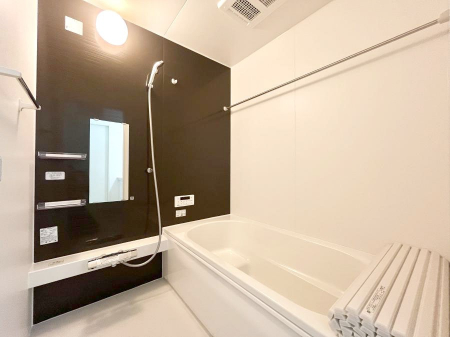�����@�������P�������`Bath Room�`�@����L�΂��ē������邱�Ƃ��\�I����̔�������M�d�ȃo�X�^�C���ł��B���q�l�Ƃ��ꏏ�ł��\���ȍL���Ȃ̂ŁA���r���O�Ƃ͈�����Ƒ��c�R�̂ЂƎ������y���݂��������܂��B