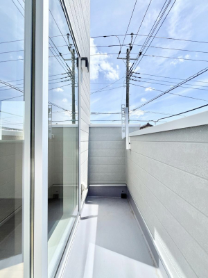 �o���R�j�[�@�������P�������`Balcony�`  �傫�ȋ�Ɉ͂܂ꂽ�C�����̂����ƁB  �o���R�j�[��`�������ň��|�I�ȊJ�����ɕ�܂�܂��B  �o���R�j�[�͗z���������݂��z�c����󕨂��C�����悭�������Ƃ��ł��܂��B