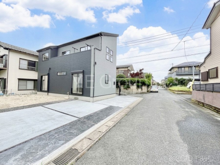 ���n�O�ώʐ^�@�O�ρ`Exterior�`�@�O�ʓ��H�F�� 5m �����A�k 4m �����@��w�̈�ˌ��Ă𒆐S�Ƃ����X���݂����R�Ƒ����A���ӂ͍��������������Ă��Ȃ��̂ŁA�΂̑����ՐÂȎ����������ł��B