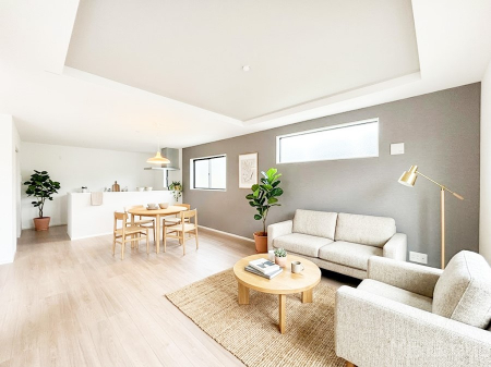 ���r���O�@������2�������`Living�`�@�Ƒ��̐H����c���̂ق��A�q�ǂ���V�΂�����A�F�l���������肷��LDK�͏Z�܂��̒��S�B�����ԉ߂����ꏊ������A���̋�Ԃ͏Z�܂��S�̂̋��S�n�����E���܂��B���Ƌ��CG�ł�