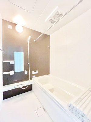 �����@������1�������`Bath Room�`�@����L�΂��ē������邱�Ƃ��\�I����̔�������M�d�ȃo�X�^�C���ł��B���q�l�Ƃ��ꏏ�ł��\���ȍL���Ȃ̂ŁA���r���O�Ƃ͈�����Ƒ��c�R�̂ЂƎ������y���݂��������܂��B
