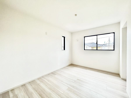 �q�������@������1�������`Bed Room�`�@�q�������͂��q�l�ɂƂ��đ�Ϗd�Ȗ���������܂��B�q����l�ŉ߂�����Ԃ�^���邱�ƂŁA�h���׋����Ԃ����R�Ƒ����܂����畔���̕Еt����|���Ȃǂ��������ƂɌq����܂��B