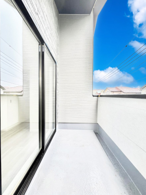 �o���R�j�[�@������1�������`Balcony�`  �傫�ȋ�Ɉ͂܂ꂽ�C�����̂����ƁB  �o���R�j�[��`�������ň��|�I�ȊJ�����ɕ�܂�܂��B  �o���R�j�[�͗z���������݂��z�c����󕨂��C�����悭�������Ƃ��ł��܂��B