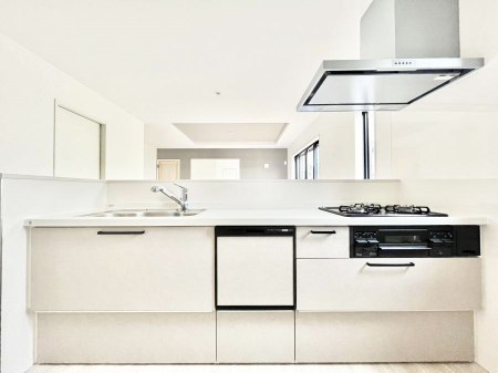 �L�b�`���@������1�������`Kitchen�`�@��b���e�ރ��r���O�A�������������Ȃ�L�b�`���B�Ƃ́A�������������ł͂Ȃ��A��炵��������A���K�ɂ���ꏊ�B�Ί�̖����A���炬�̓��X�̂��߂ɁA�ŐV�̐ݔ��E�d�l���̗p�B