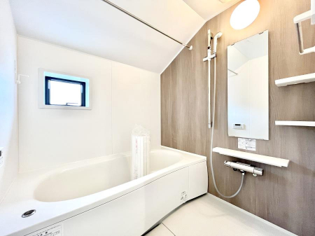 �����@�����`Bath Room�`�@�������Ƒ���L�΂��ē������邱�Ƃ��\�I����̔�������M�d�ȃo�X�^�C���ł��B���q�l�Ƃ��ꏏ�ł��\���ȍL���Ȃ̂ŁA���r���O�Ƃ͈�����Ƒ��c�R�̂ЂƎ������y���݂��������܂��B