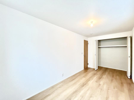 �Q���@�����`Bed Room�`  �S�����ɂ͎��[�N���[�[�b�g�������I���i�g���̂��m���⏬���͂������A�G�ߕ��̂��m���Ȃǂ���������Ɛ������ڂ����܂������܂��B  ������Ԃ��L���g�p�ł��܂��ˁB