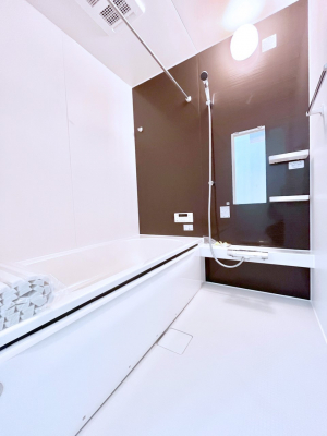 �����@�����`Bath Room�`�@�������Ƒ���L�΂��ē������邱�Ƃ��\�I����̔�������M�d�ȃo�X�^�C���ł��B���q�l�Ƃ��ꏏ�ł��\���ȍL���Ȃ̂ŁA���r���O�Ƃ͈�����Ƒ��c�R�̂ЂƎ������y���݂��������܂��B