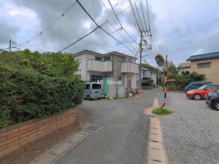 ���n�O�ώʐ^�@�`Exterior�`�@�O�ʓ��H�F�k�� 5.5m �����A�� 3.3m �����@��w�̈�ˌ��Ă𒆐S�Ƃ����X���݂����R�Ƒ����A���ӂ͍��������������Ă��Ȃ��̂ŁA�΂̑����ՐÂȎ����������ł��B