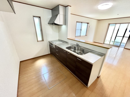 �L�b�`���@�u�₩�ȕ����ʂ蔲����L�b�`���B��������̂Ŗ��邭���C�ɂ��𗧂��܂��B