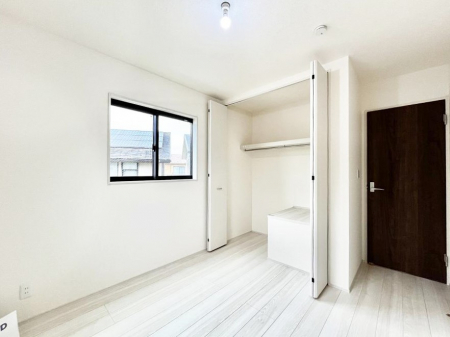 �q�������@������5�������`Bed Room�`�@�q�������͂��q�l�ɂƂ��đ�Ϗd�Ȗ���������܂��B�q����l�ŉ߂�����Ԃ�^���邱�ƂŁA�h���׋����Ԃ����R�Ƒ����܂����畔���̕Еt����|���Ȃǂ��������ƂɌq����܂��B