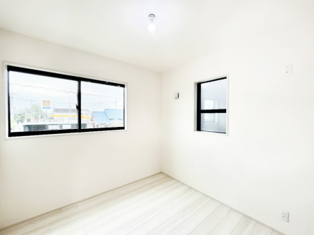 �q�������@������1�������`Bed Room�`�@�q�������͂��q�l�ɂƂ��đ�Ϗd�Ȗ���������܂��B�q����l�ŉ߂�����Ԃ�^���邱�ƂŁA�h���׋����Ԃ����R�Ƒ����܂����畔���̕Еt����|���Ȃǂ��������ƂɌq����܂��B
